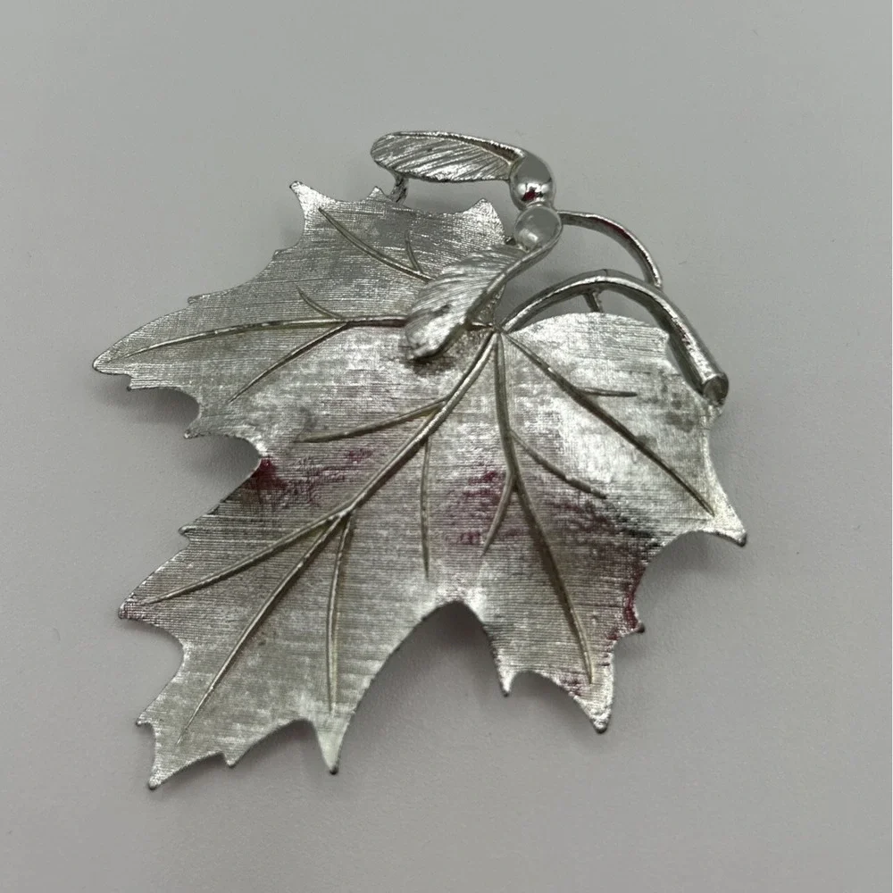 VINTAGE LISNER  elegant silvertone leaf brooch pin - about‎ 2